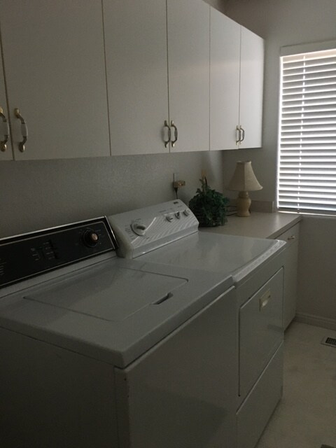 Building Photo - 1807 Desert Dawn Dr