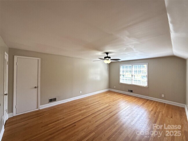 Building Photo - 1127 Queensgate St