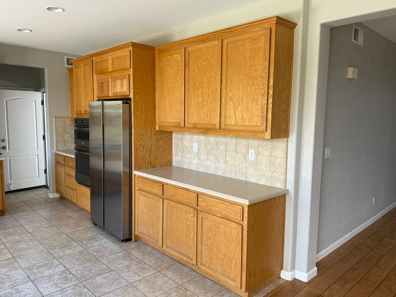 Building Photo - 2449 Milford Dr