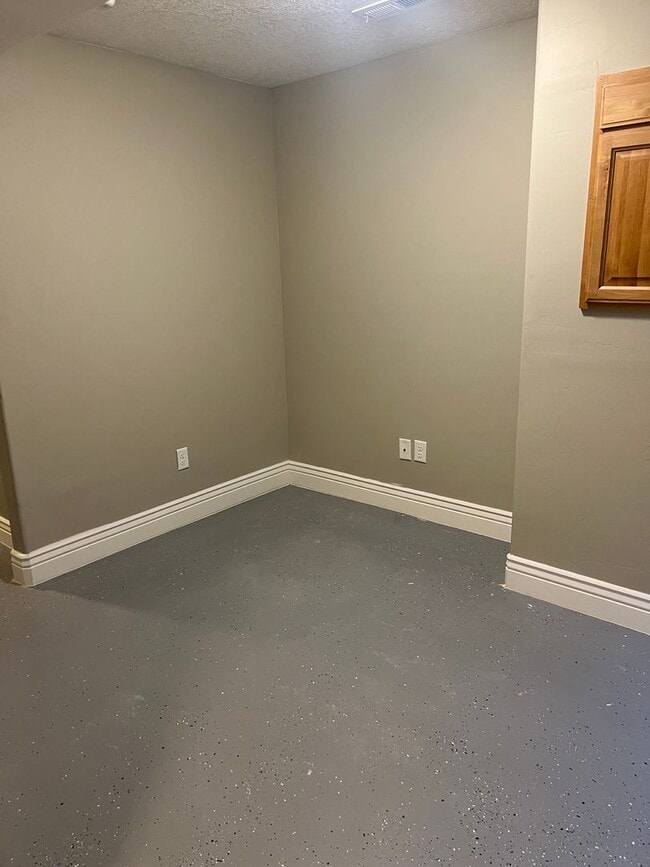 Building Photo - Newly Remodeled Townhome
