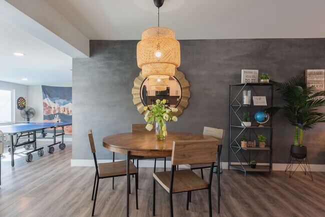 Building Photo - 4917 E Granada Rd