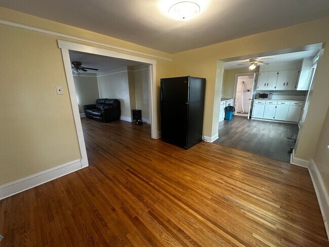 Building Photo - Spacious Home in Pulaski