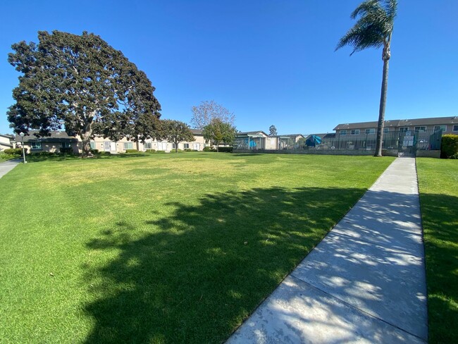 Building Photo - Two Bedroom Huntington Beach Townhouse w/ ...