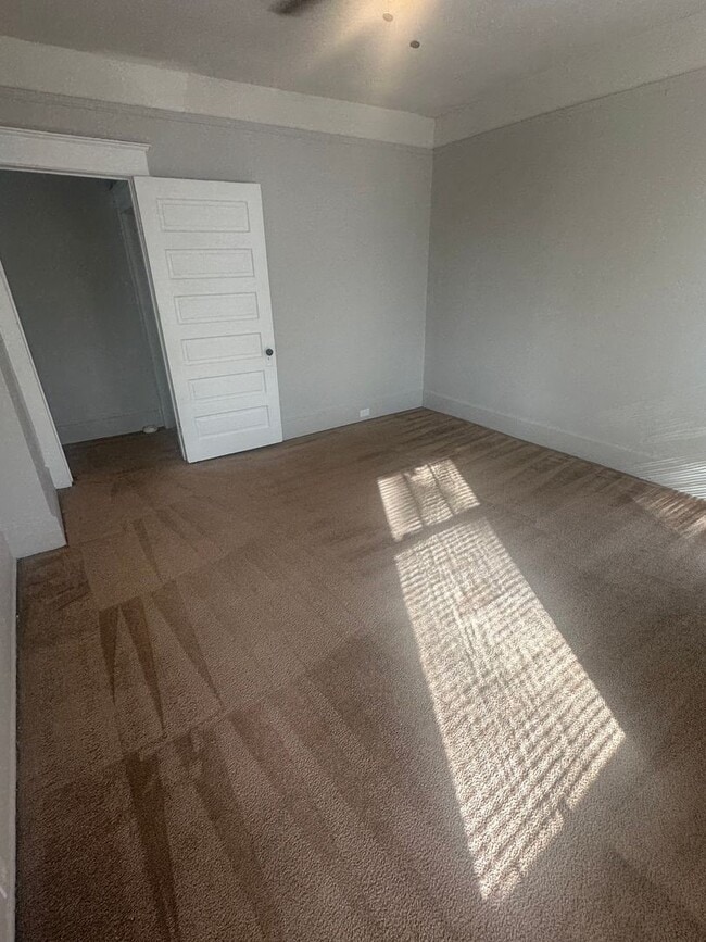 Building Photo - 3231-3233 Duncan St