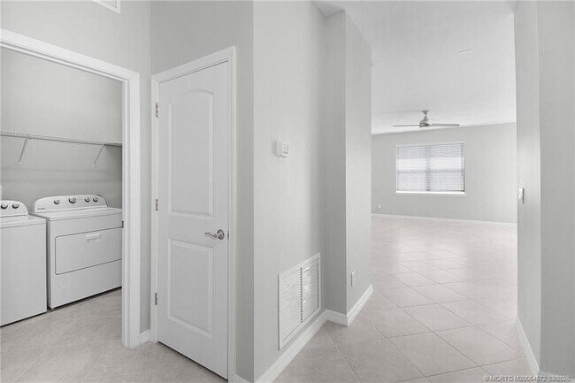 Building Photo - 10550 SW Captiva Dr