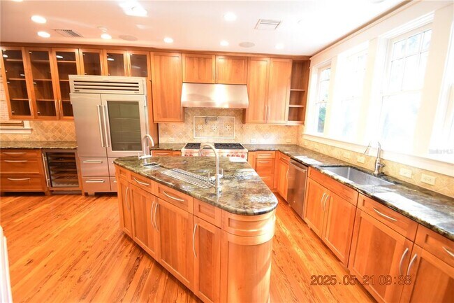 Building Photo - 810 S Packwood Ave