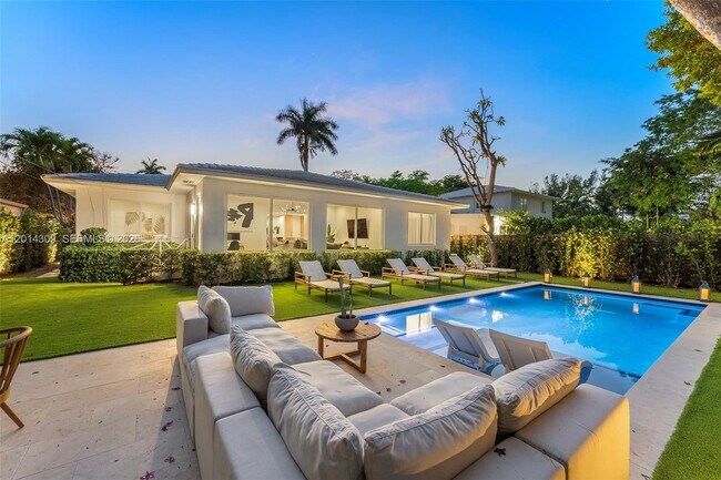 Building Photo - 6145 La Gorce Dr