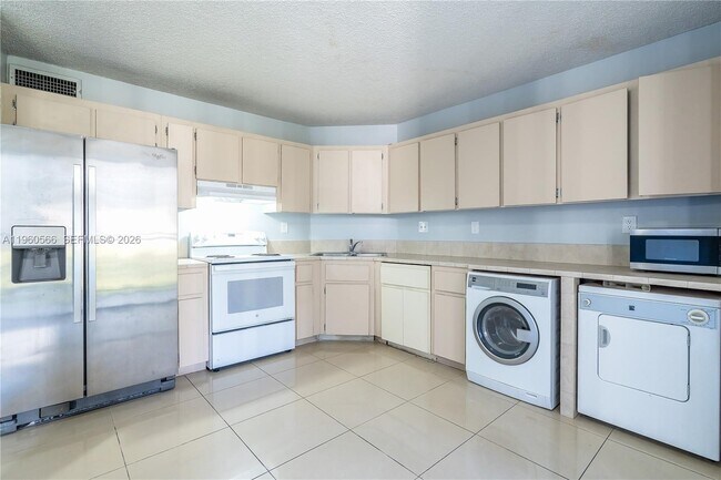 Building Photo - 6795 SW 132nd Ave