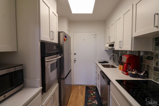 Building Photo - 825 Bayshore Dr