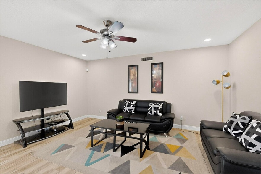 Building Photo - 136 Yorkshire Dr