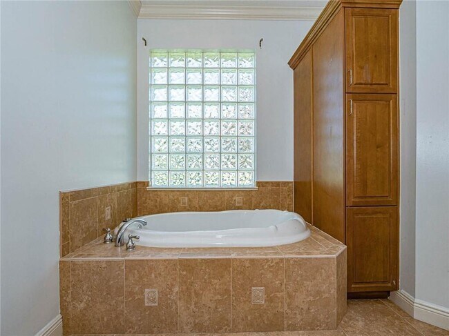 Building Photo - 5836 Pine Ridge Cir