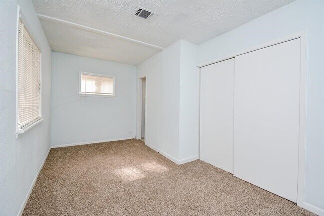 Building Photo - 917 Defender St