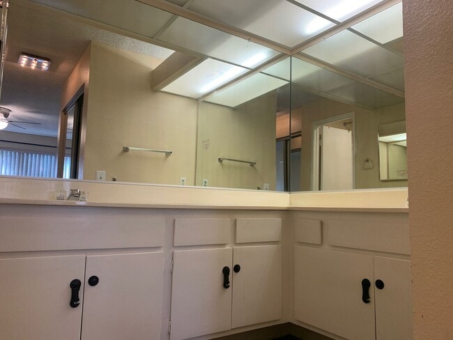 Building Photo - COMING SOON! 1 Bedroom + Loft  + Office/De...