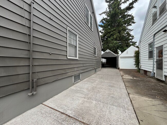 Building Photo - Stunning Rose City Park 5BD 2BA Home with Gas Fireplace Updated Finishes, Air Conditioning & Laun...