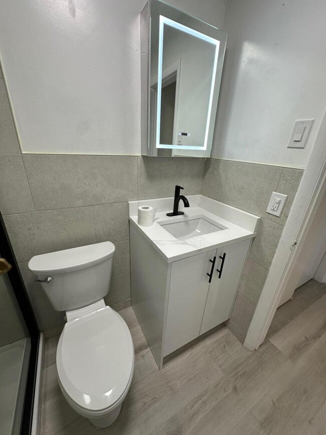 Building Photo - 932 S B St