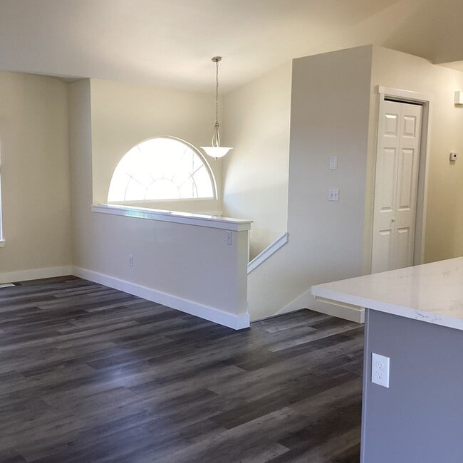 Building Photo - Updated 4 bedroom in The Desirable Merrill...
