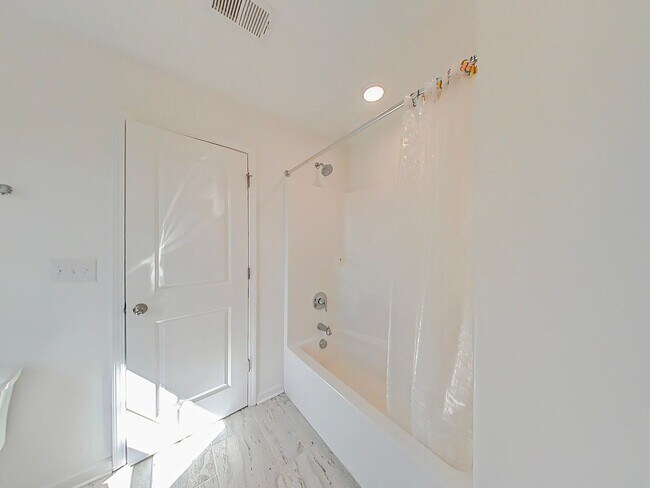 Building Photo - 5 Bedroom Home in Columbia County!