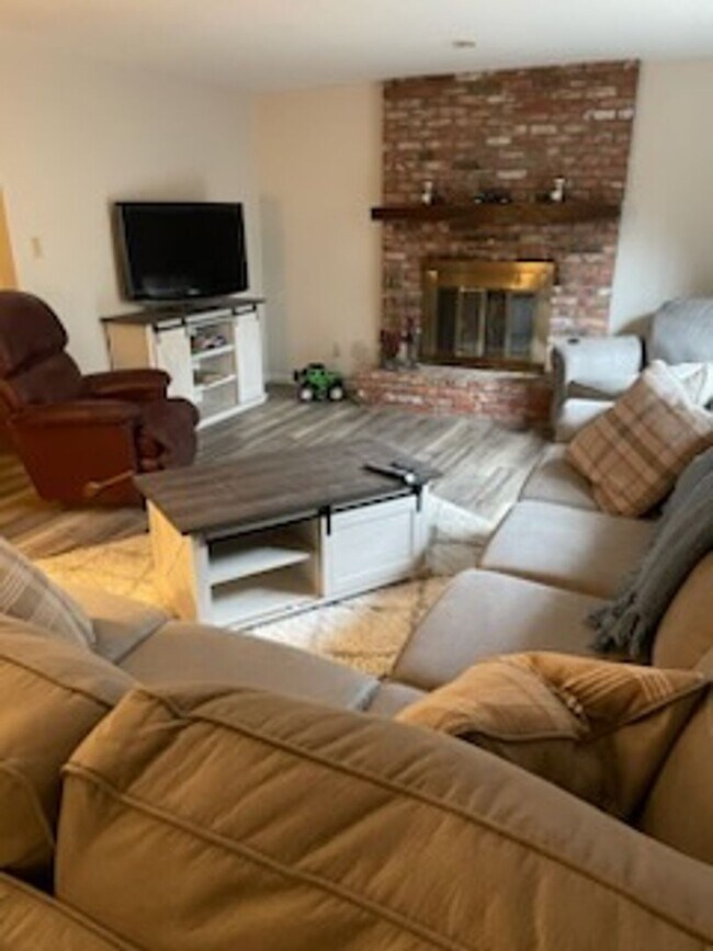 Building Photo - Large 4BR 3BTH 2car attached garage 1/2 du...