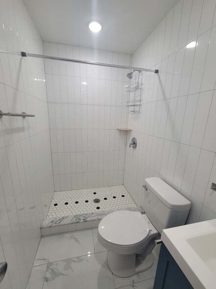 bath in bedroom 2 - 3219 Hamilton St