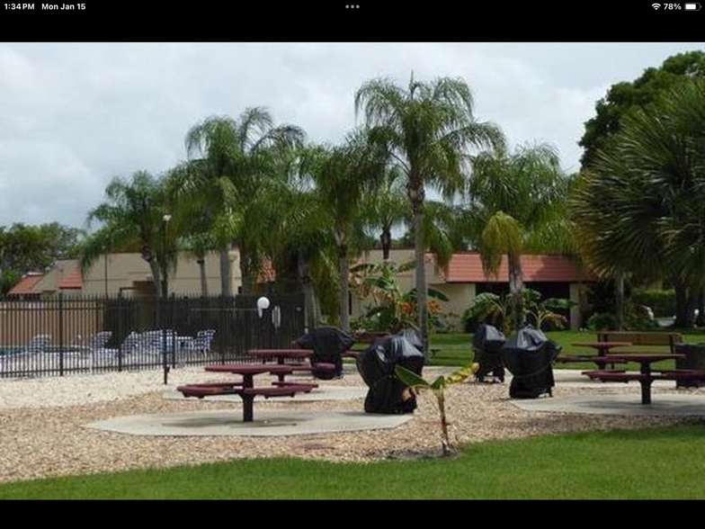 Building Photo - 1985 NE Collins Cir