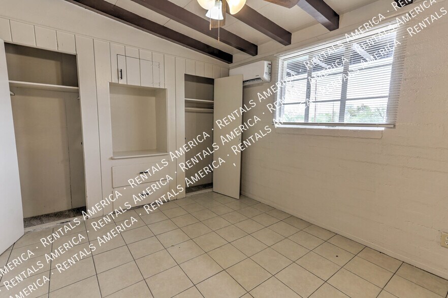 Building Photo - 3040 N Sparkman Blvd