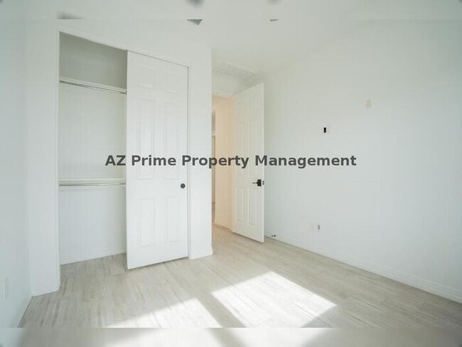 Building Photo - 16512 W Desert Ln