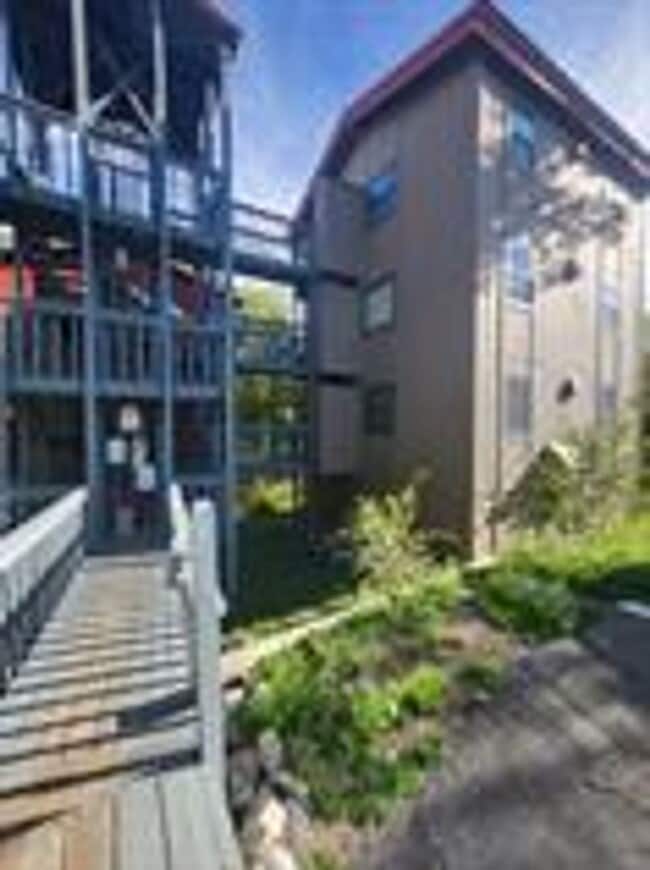 Building Photo - BEST DEAL IN SUMMIT !  Sunlight from all sides of the building!  Balcony! In unit washer dryer! B...