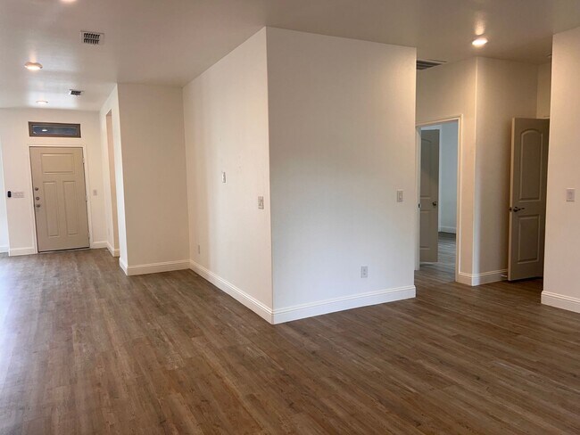 Building Photo - 3 Bedroom Rental Available July 9th in Fre...