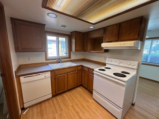 Building Photo - SeaTac rambler ready for its next residents!