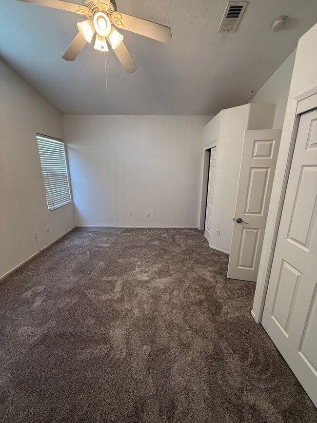 Building Photo - Single-Story 3 Bed, 2 Bath Home with Firep...
