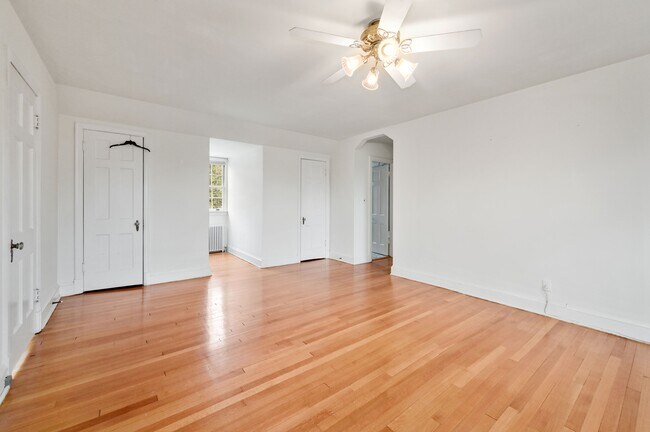 Building Photo - 5325 Chevy Chase Pky NW