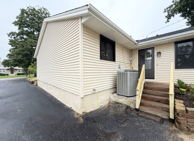 Building Photo - 307 S Pierce Ave