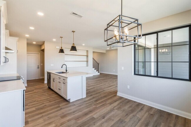 Building Photo - 2103 Lacey Dr