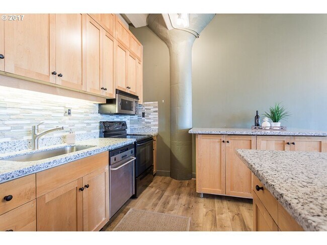 Building Photo - Historic Irving Street Lofts In The Pearl District - Top Floor Unit w/Parking/Rooftop Deck