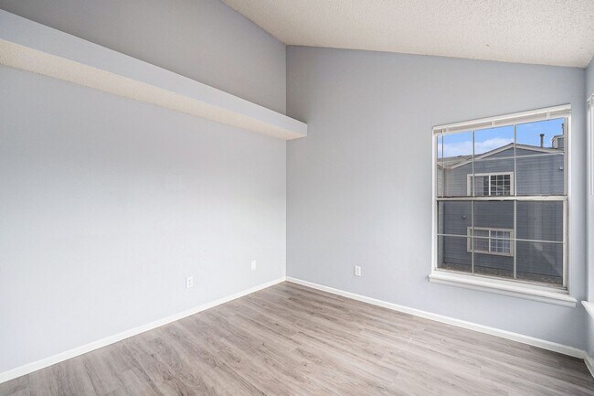 Building Photo - Lake Views in the City! **Move-In Special**