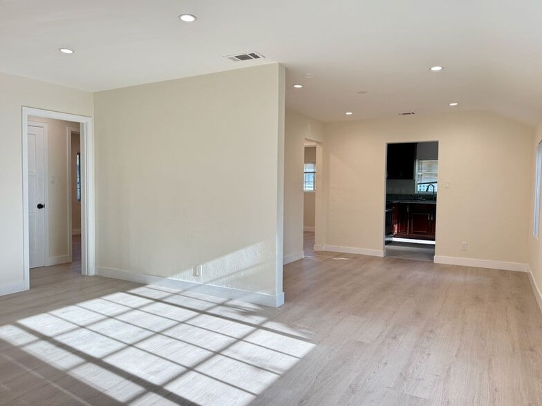 Building Photo - 1004 S Bruce Ln