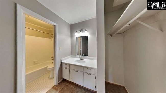 Building Photo - 601 Riverhill Cir