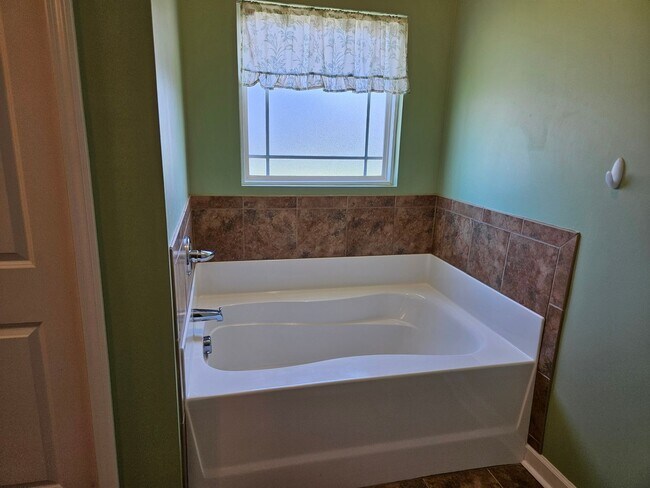 Building Photo - 3 Bedroom, 2 bath unfurnished home located in Bridgeport Community in Sneads Ferry
