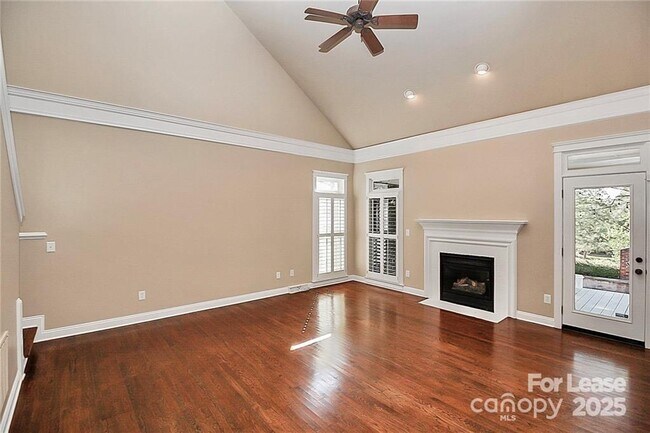 Building Photo - 2300 Mirow Pl