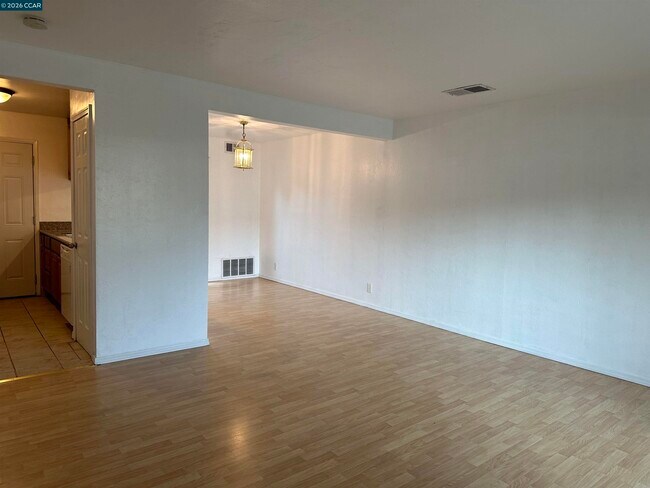 Building Photo - 89 Villa Cir