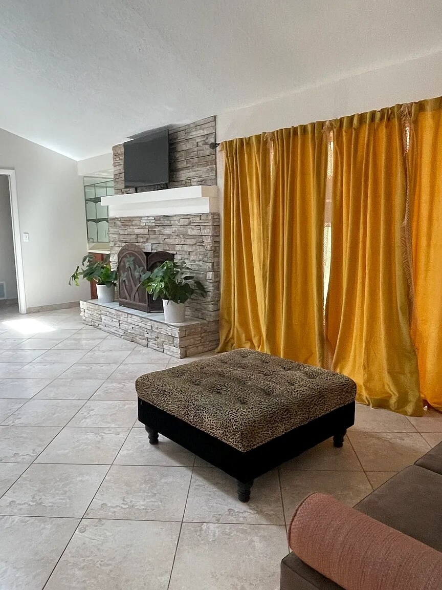 Building Photo - 305 W Sweetwater Creek Dr