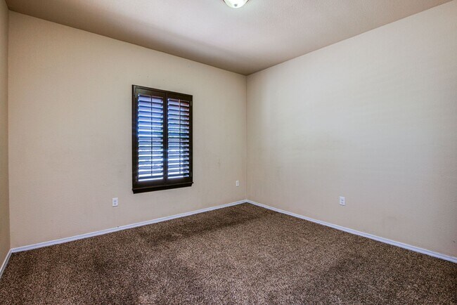 Building Photo - Beautiful East side House 3 bed-2.5 baths in front of Park