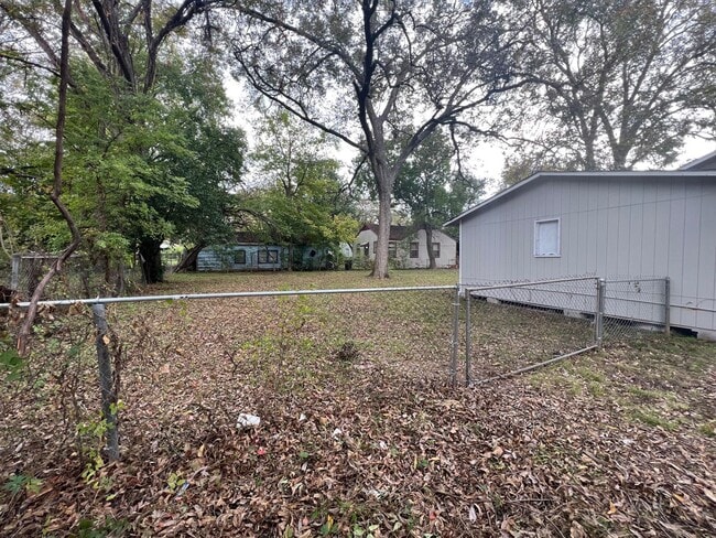 Building Photo - Large 4 Bedrooms 2 Bathrooms