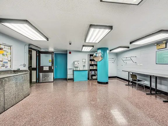 Building Photo - 5415 N Sheridan Rd