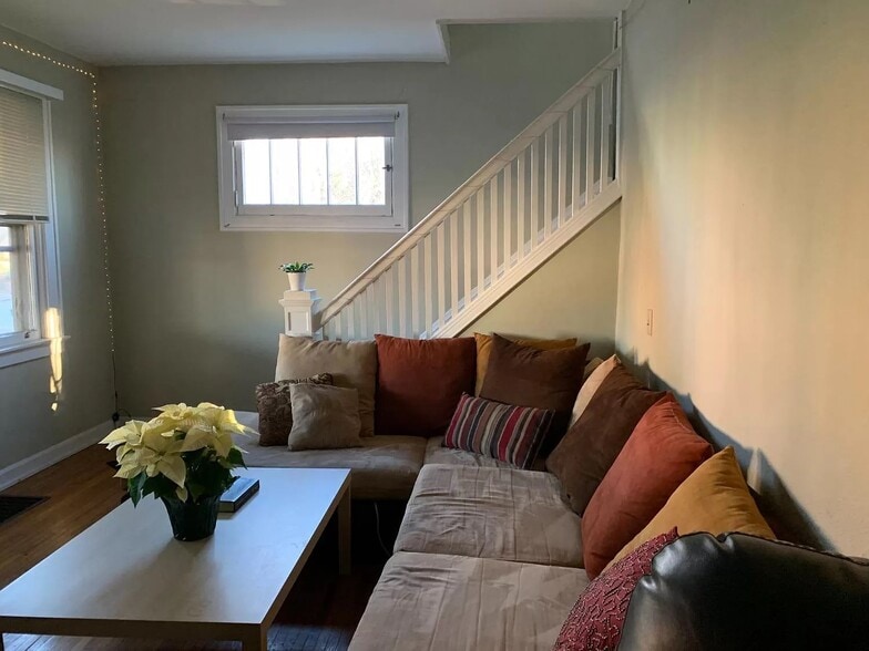 Building Photo - 647 Probasco St