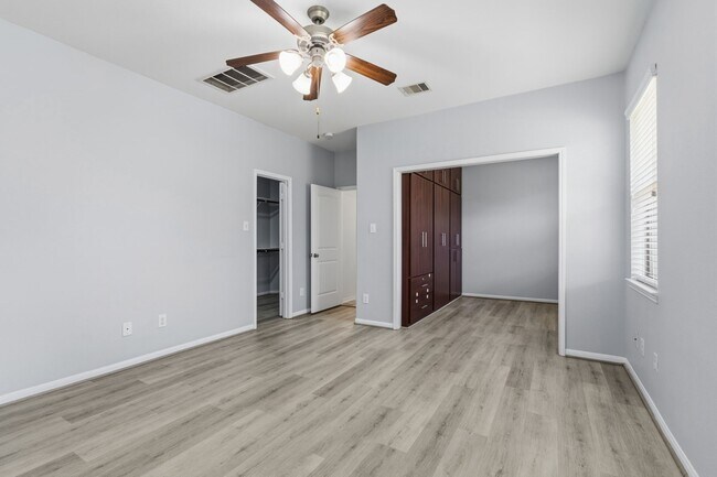 Building Photo - 271 Westwood Dr