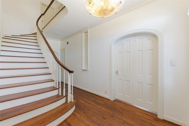 Building Photo - 6666 Fairfield St