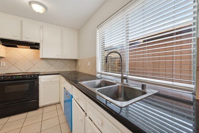 Building Photo - 8646 Maplecrest Dr