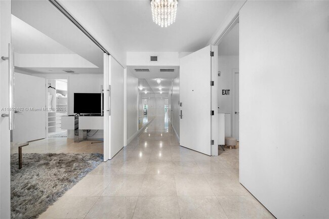Building Photo - 20201 E Country Club Dr