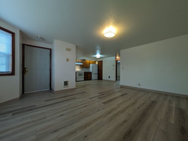 Building Photo - Great first floor 2bed/1 bath apartment in...